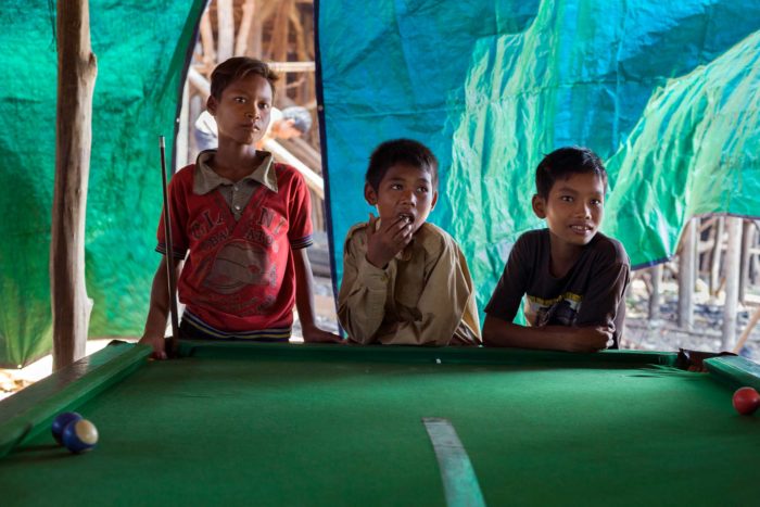 02-kids-playing-pool,-kompong-khleang-cambodia---copyright-salvo-galano