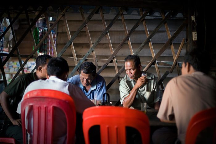 03-uomini-giocano-a-carte-in-un-bar,-cambogia---copyright-salvo-galano